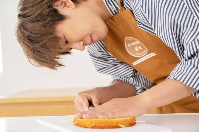 ゆっくりと美しくスポンジを半分の厚さにスライスする小山さん。 