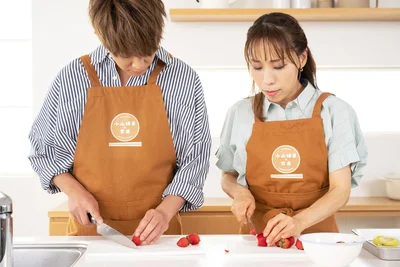 いちごを切りながら小山さんは「最近、だし巻き卵を焼くのにハマってる」と近況報告。
