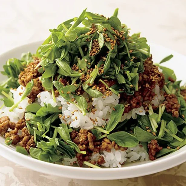  豆苗と炒めひき肉のせご飯　https://www.lettuceclub.net/recipe/dish/21107/