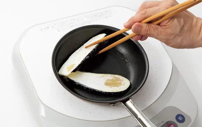 切ったなすを30分ほど牛乳に漬け込み、オリーブオイルなどで両面を焼きます。