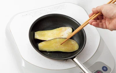 なすの果肉に牛乳が入り込むと同時に、油を吸いすぎないためべちゃっとしません。