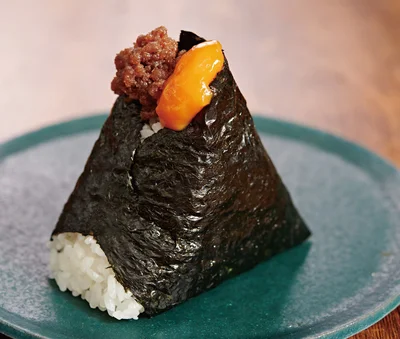 おにぎり専門店「まんま」で人気の高い組み合わせ！卵黄醤油漬け×肉そぼろ