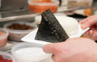 ふんわりとやさしく包み込むようにごはんをまとめたおにぎりは、格別の味