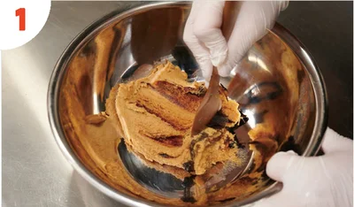 味噌をボウルに入れ混ぜ合わせる