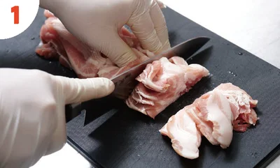 豚バラ肉は3cm幅に切る