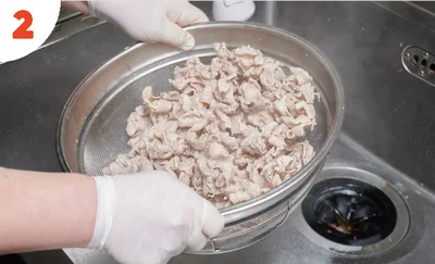 ざるにあげて水気を切る