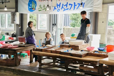 島の人々の交流に温かみが感じられる