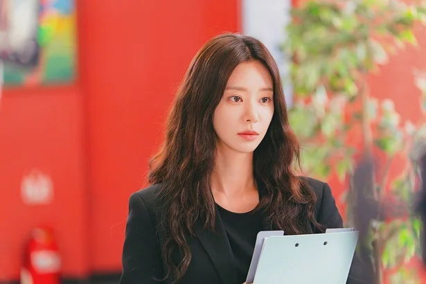 傷ついた教師ユン・ボム