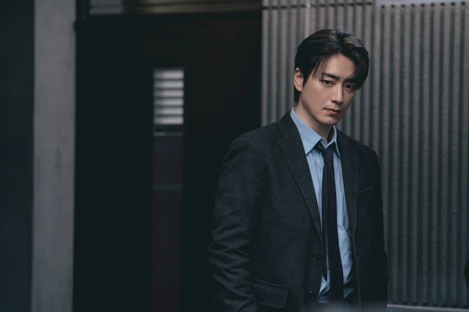 捜査を担当する刑事パク・ムギョン（イ・ジュニョク）がサラの足跡を辿ると、存在しない女が浮上する…