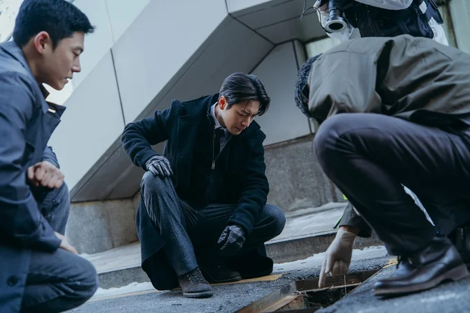 「虚像」を追う刑事ムギョンを演じるのはイ・ジュニョク。『私の完璧な秘書』でも世界中をときめかせたばかり！