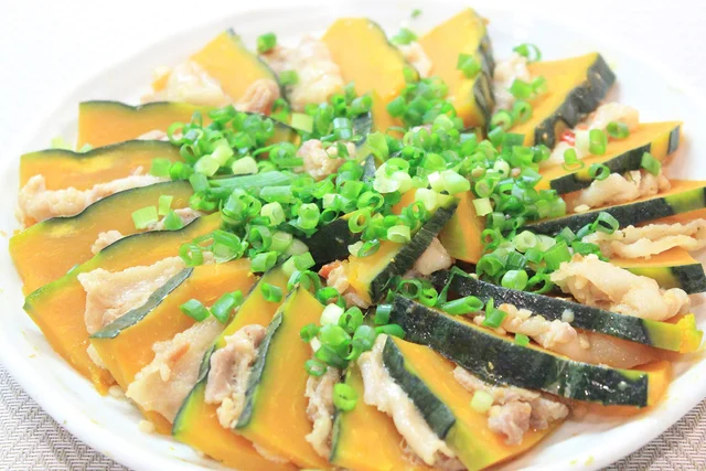 レンチン1回でできて見た目も華やか！暑い日こそ作りたい「かぼちゃと豚バラの中華風レンジ蒸し」