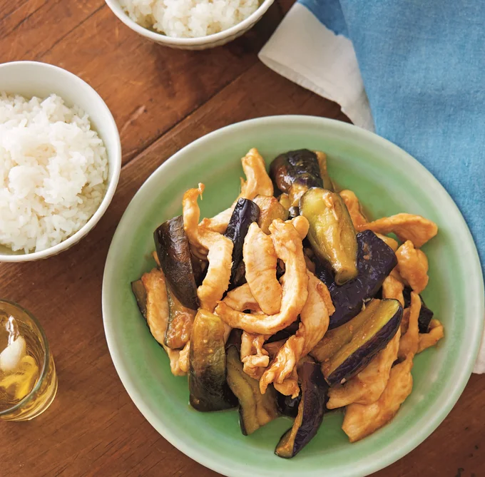 なすを蒸し焼きにしてやわらかジューシーに!「とりむねとなすのみそ炒め」【1肉1野菜炒めの晩ごはん】