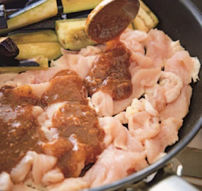 肉にしっかり味がついているとおいしいので、合わせ調味料は肉の上にのせる。