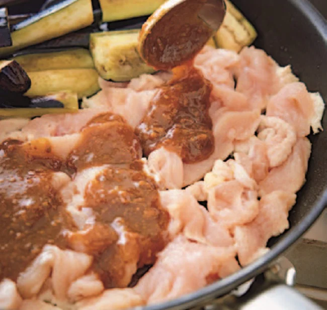 肉にしっかり味がついているとおいしいので、合わせ調味料は肉の上にのせる。