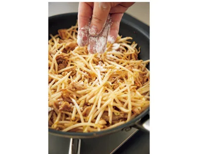 片栗粉を直接加えて炒めることで、もやしから水分が出ず、程よくとろみがつく。