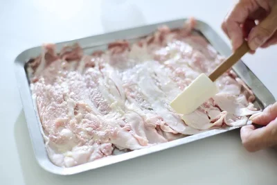 豚しゃぶ肉にマヨネーズをぬると、ゆで上がりがしっとり