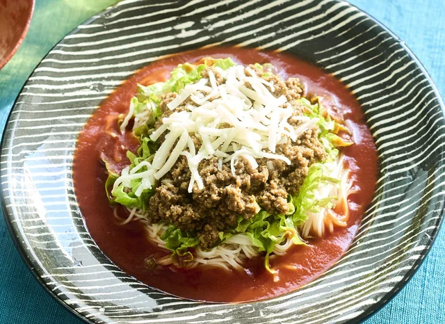 めんつゆをトマトジュースにチェンジで栄養価アップ！「タコス風ミートそうめん」