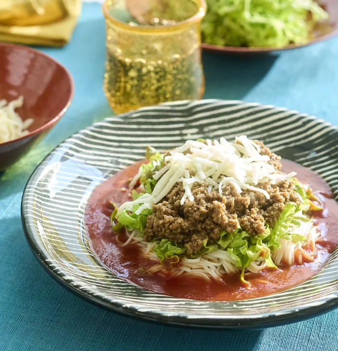 トマトジュースをかけたそうめんに、簡単ミートソースをトッピングしてタコス風に