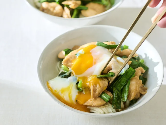 プルコギ風のっけそうめんは、卵をとろりとからめてどうぞ