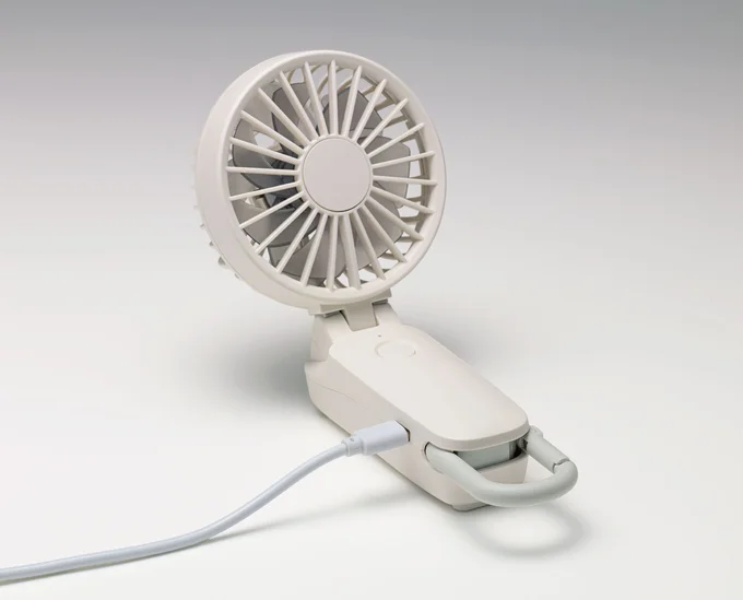 折り畳んで充電もできる