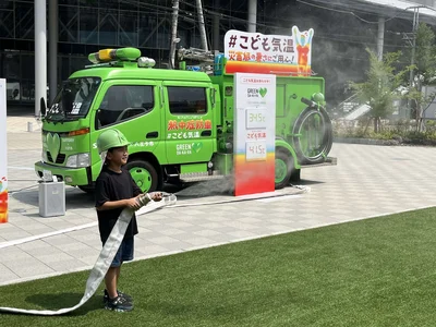 「熱中症防車」からミストが吹き出る散水体験
