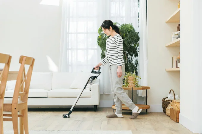 床は部屋の奥から手前に掃除機をかけます