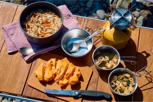 炊き込みご飯、ぷりんぷりんの卵焼き、みそ汁