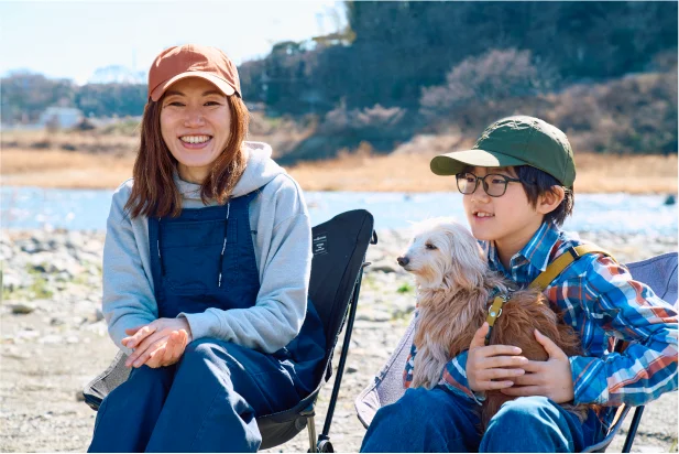 「cammoc」合同代表の三沢真実さん。アリくん、愛犬・トワンちゃんと