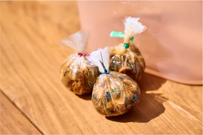 みそ汁はみそ玉に湯を注ぐだけで完成！