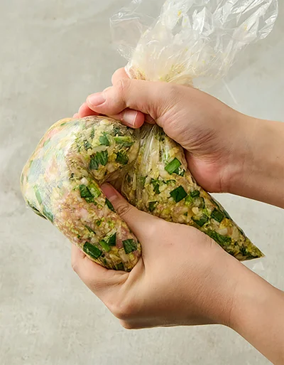 ひき肉に粘り気が出るまで混ぜる