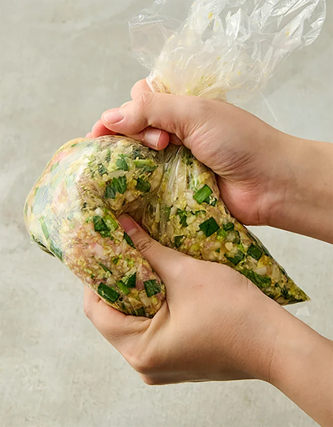 ひき肉に粘り気が出るまで混ぜる