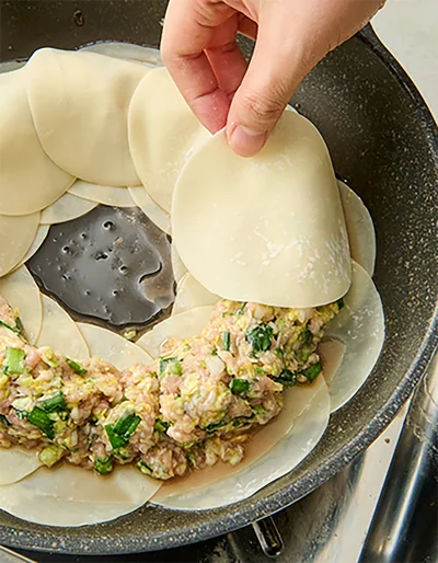 残りの餃子の皮10枚をかぶせて中火で焼く