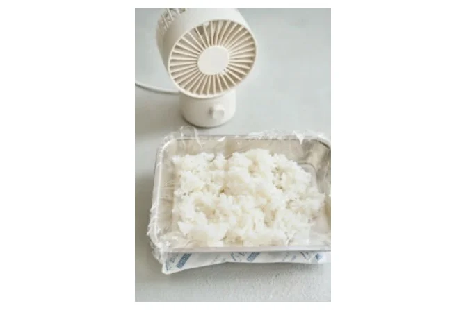 詰める前に保冷剤とミニ扇風機で冷やす