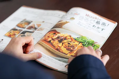 美味しそうなお肉に興味津々