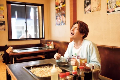 「あ、こっちもおいしい！」と大満足な様子♪ 下町・月島の魅力を存分に味わっていました。