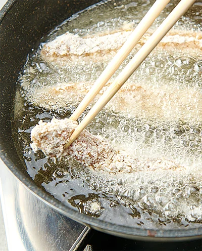 深さ1cmの揚げ油を170℃に熱し、転がしながら揚げる