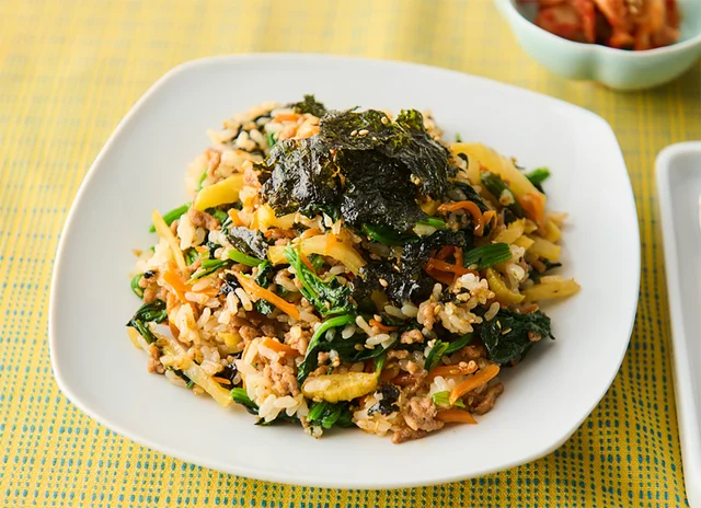 【忙しい日々の晩ごはん】お肉に野菜、一品だけで大満足の「巻かないキンパ風混ぜご飯」