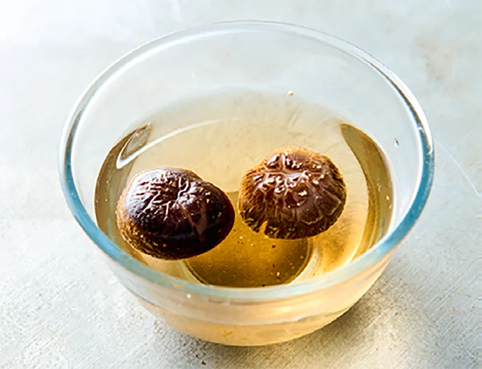 椎茸の戻し汁は取っておく
