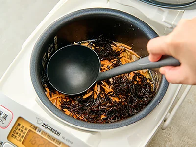 具材に汁気を含ませる