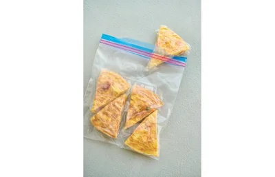 切り分けてラップで包み、冷凍ストックしておけば、忙しい朝もラクチン。使用するときは、レンチンで解凍し、さましてからお弁当箱に。