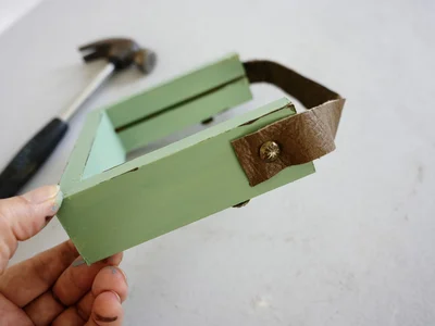 革ベルトをフレームの枠の両側にプッシュピンでとめたら完成