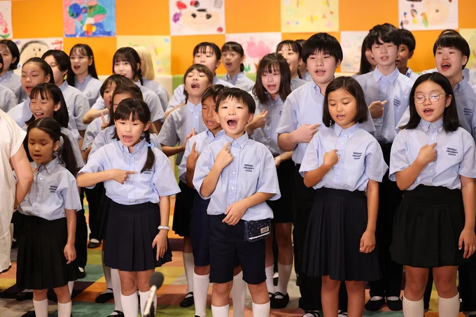 ときに手話を交えて歌う曲も