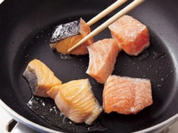 鮭は小麦粉をまぶしてから焼きつけることで、煮くずれを防ぎ、うまみを閉じ込めることもできる