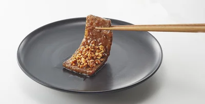 焼き肉にのせた旨辛ガーリック