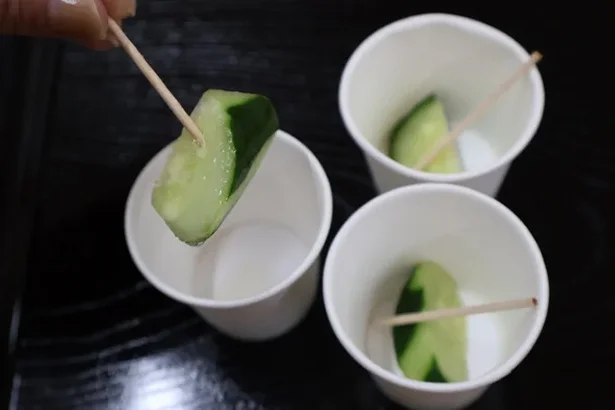 白だしに5分ほど漬けただけだというキュウリ。驚くほど味がしみている!