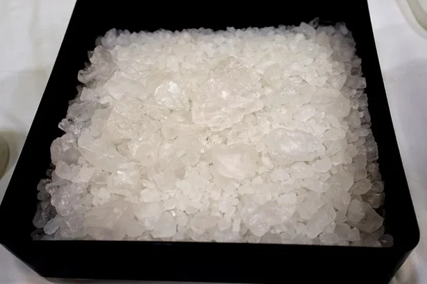 汲み上げた海水を太陽の光だけで乾燥させて作る天日塩。ミネラル分が豊富で味のバランスもいいのが特徴