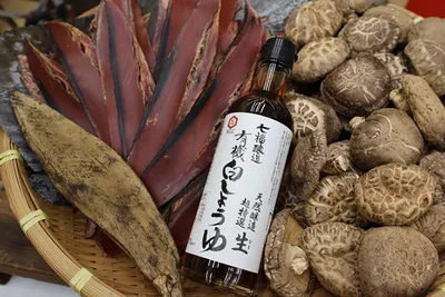 高品質な鹿児島県産の「本枯れ節」と肉厚な「どんこ」。どんこは、コクとうま味を増すために大分県産のものを使用