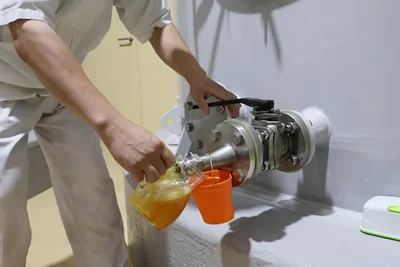 深層醗酵タンクから注がれたろ過前の白しょうゆ。ほかで味わうことはできない、まさに工場見学のだいご味！