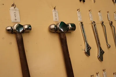 工具類もすべてピカピカに磨かれている。工具名が書かれたプレートを、その工具を持ち出したスタッフの名前のフックにかけて管理している