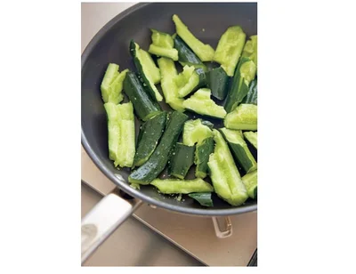 きゅうりは油を入れずに焼き、余分な水分をとばす。こうすると、味もしみこみやすい